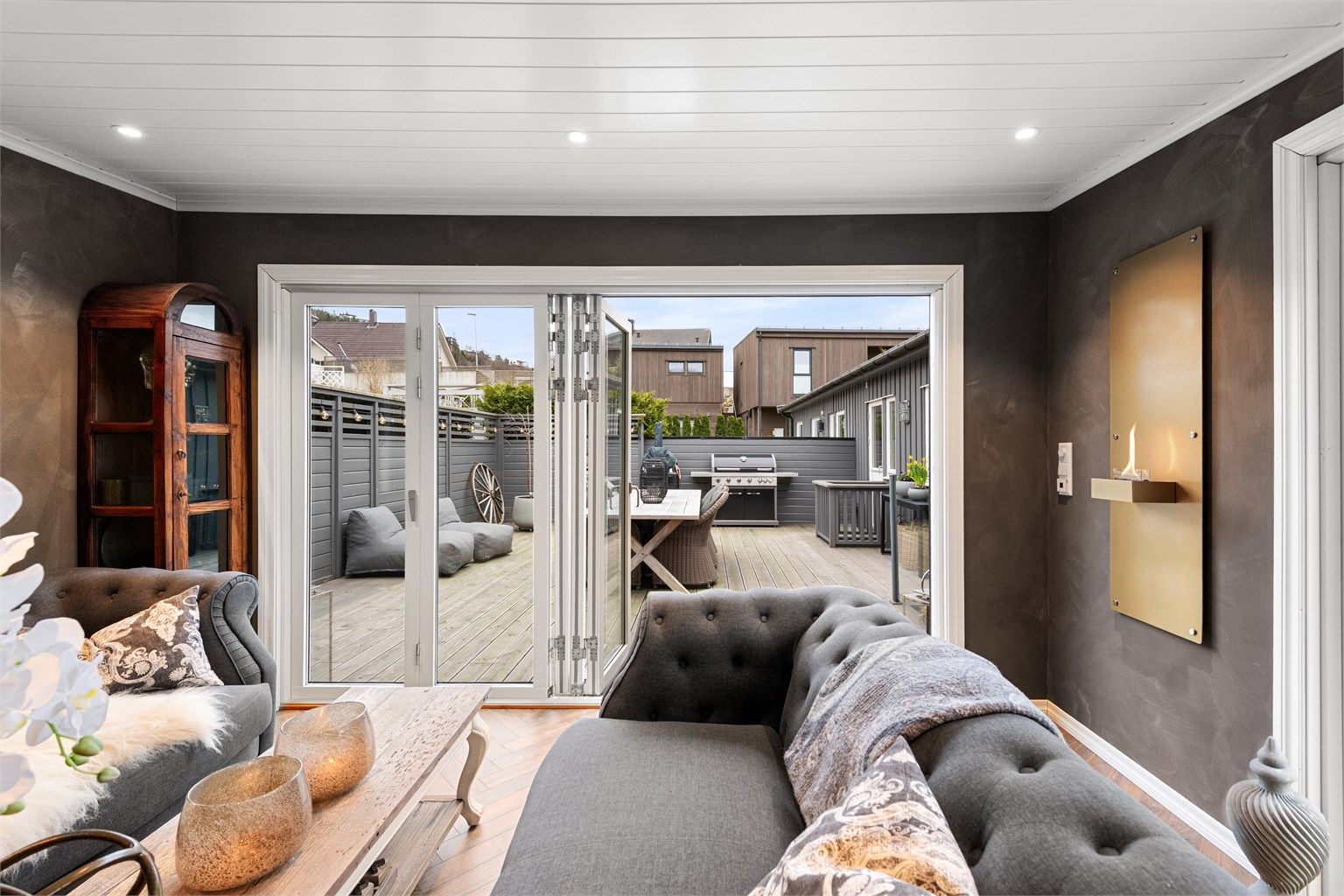 Fullisolert hagestue med  foldedører som kan åpnes helt opp 