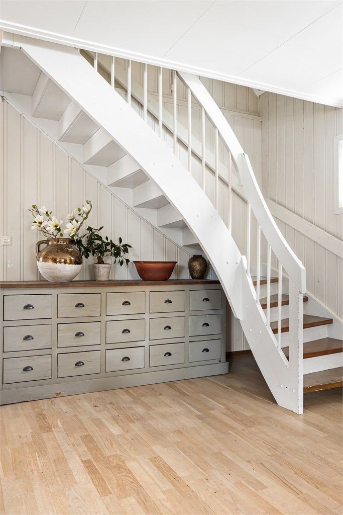 Tretrappen binder de to etasjene sammen.