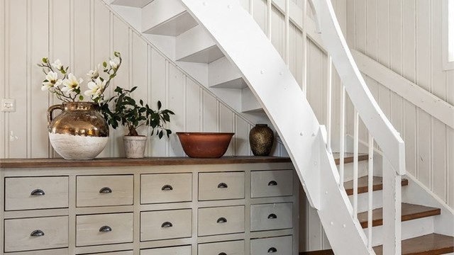 Tretrappen binder de to etasjene sammen.