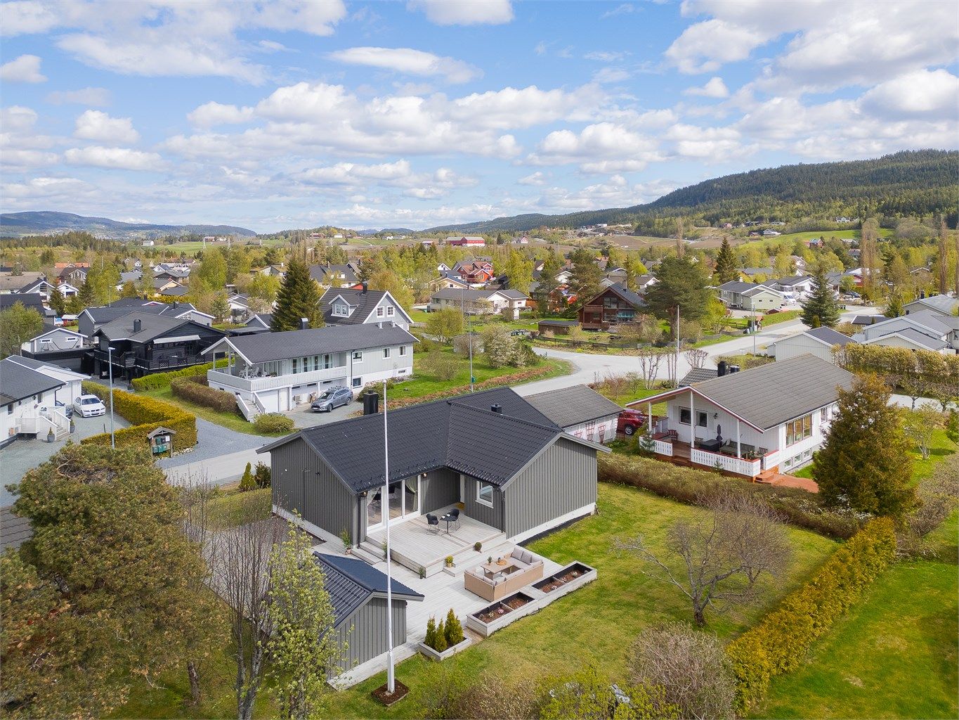Velkommen til en romslig og svært familievennlig enebolig i Finnmyrvegen 4B!