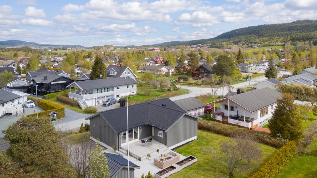 Velkommen til en romslig og svært familievennlig enebolig i Finnmyrvegen 4B!