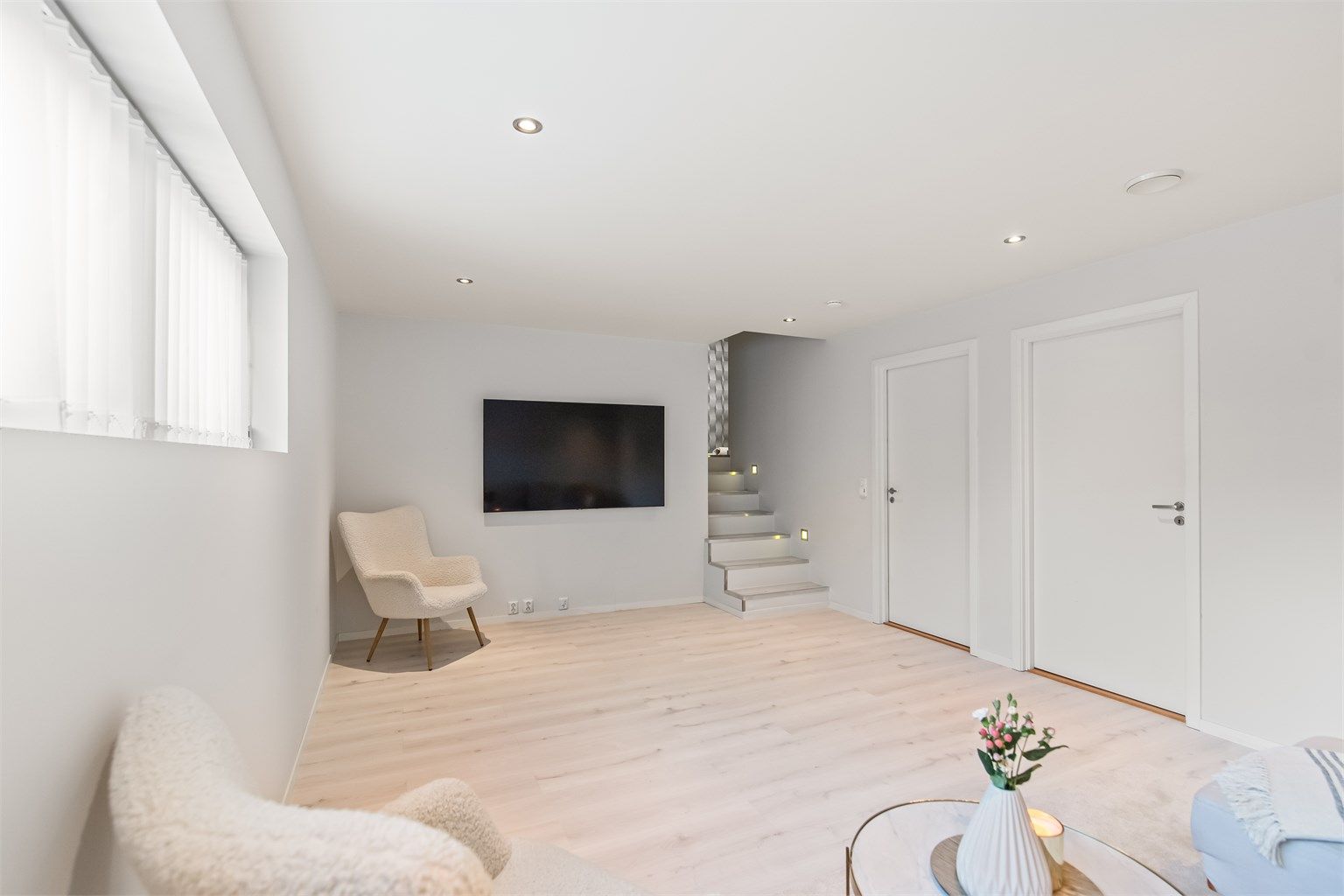 Boligen er fint tilpasset en aktiv barnefamilie da det er flere fine alternativer til både soverom og tv-stuer.