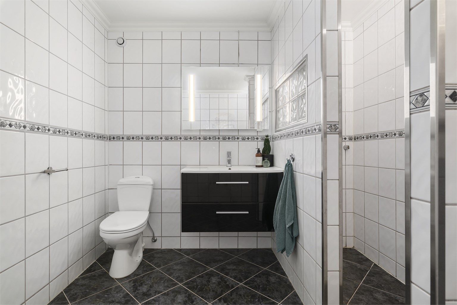Badet er fra byggeår, men overflateoppusset sannsynlig tidlig på 2000-tallet i følge tidligere tilstandsrapport