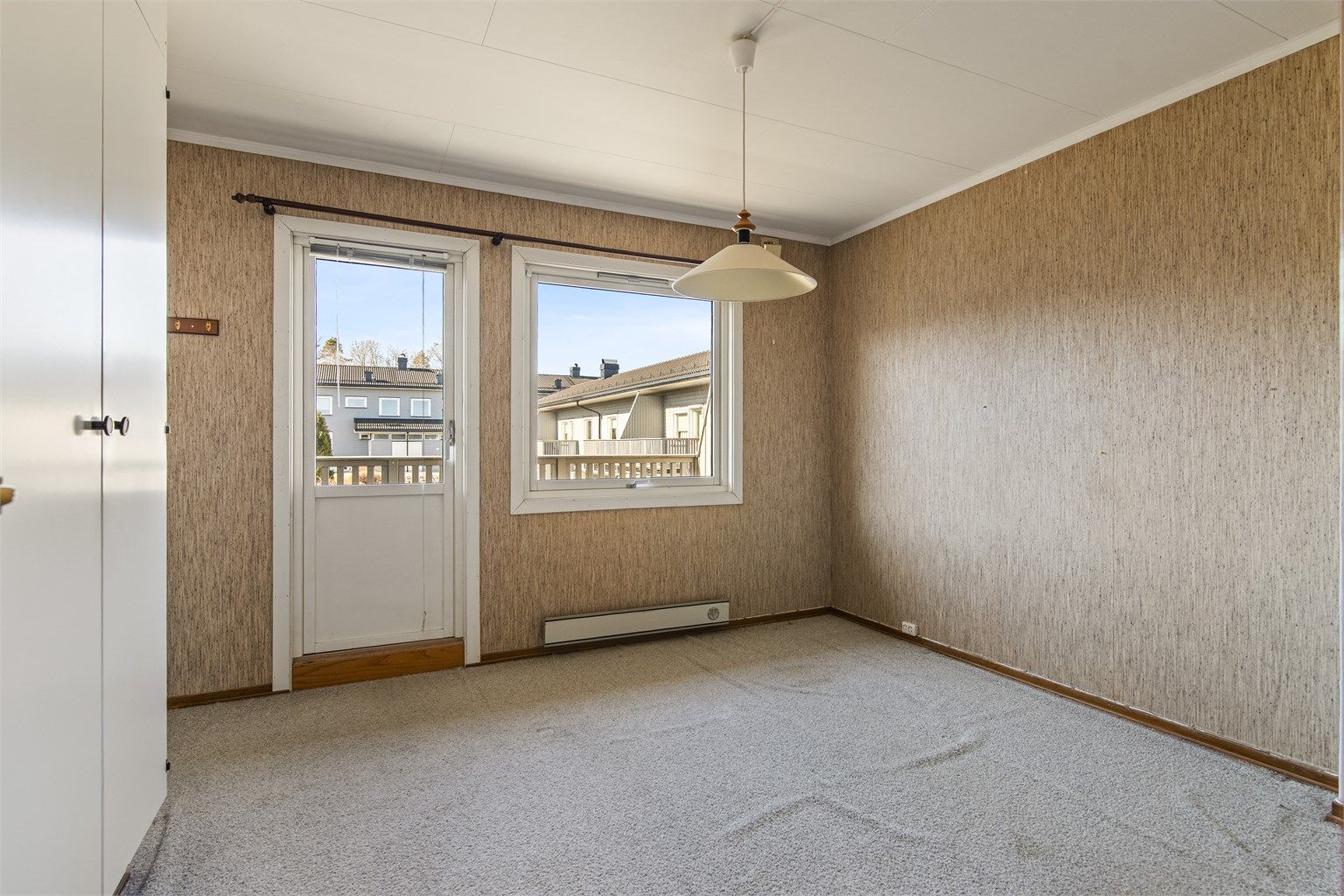 Det ene soverommet har direkte utgang til en egen vestvendt balkong på 7 m².