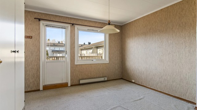 Det ene soverommet har direkte utgang til en egen vestvendt balkong på 7 m².