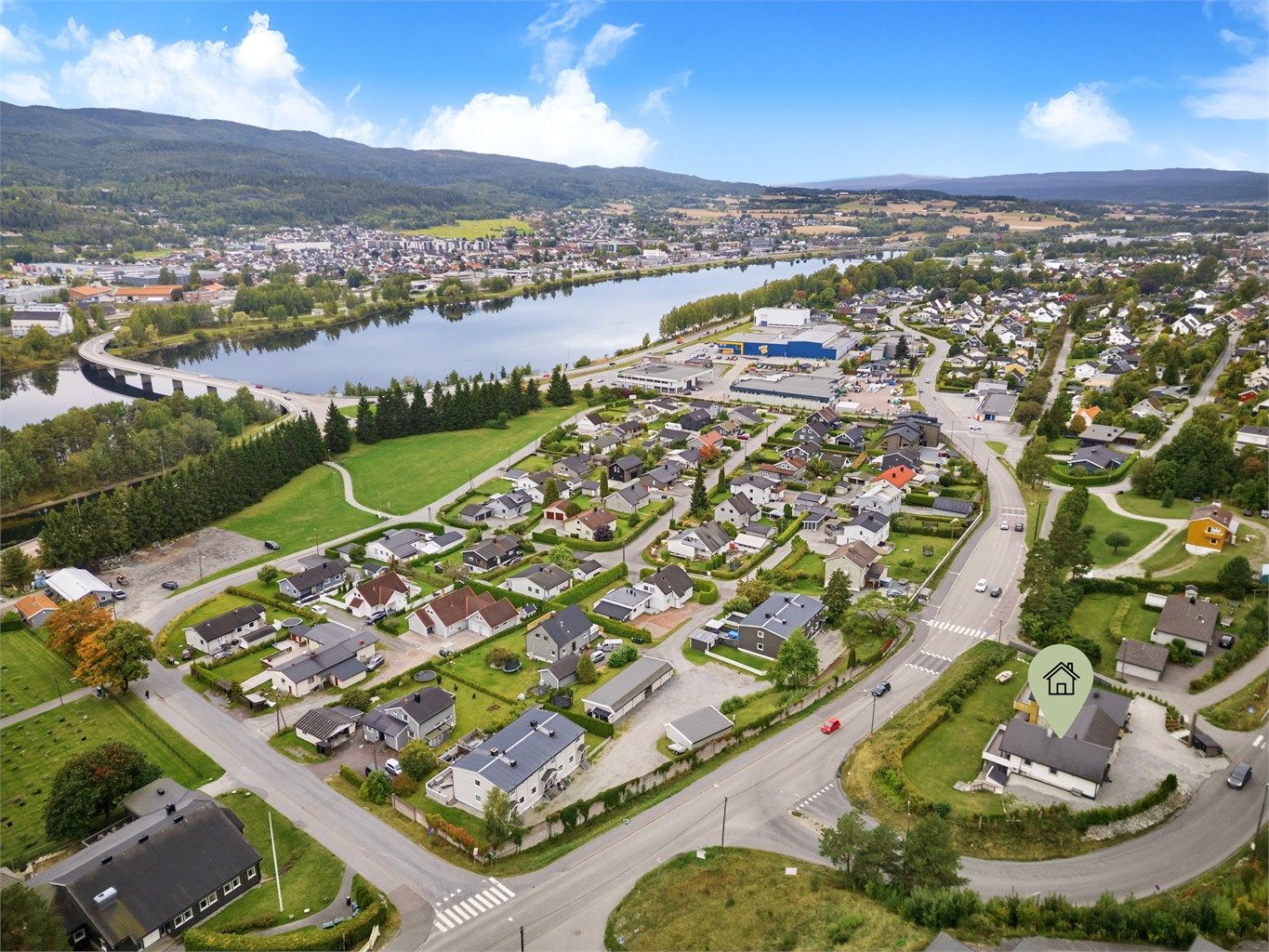 Ca. 5 min kjørevei til Alti Buskerud (tidligere Buskerud storsenter) med over 60 butikker og flere spisesteder.