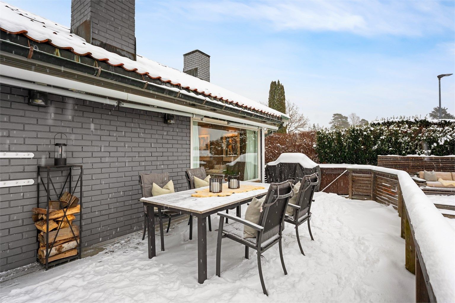 Eiendommen har en attraktiv og sjønær beliggenhet i et etablert villastrøk på Stabekk.