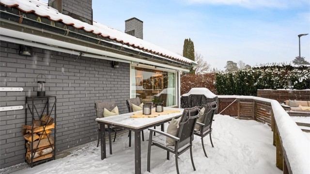 Eiendommen har en attraktiv og sjønær beliggenhet i et etablert villastrøk på Stabekk.