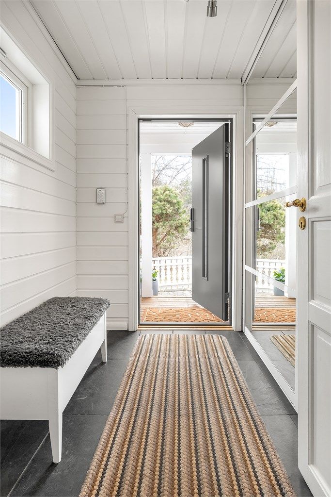 Entréen har et slitesterkt flisgulv med behagelig gulvvarme.