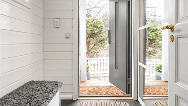 Entréen har et slitesterkt flisgulv med behagelig gulvvarme.