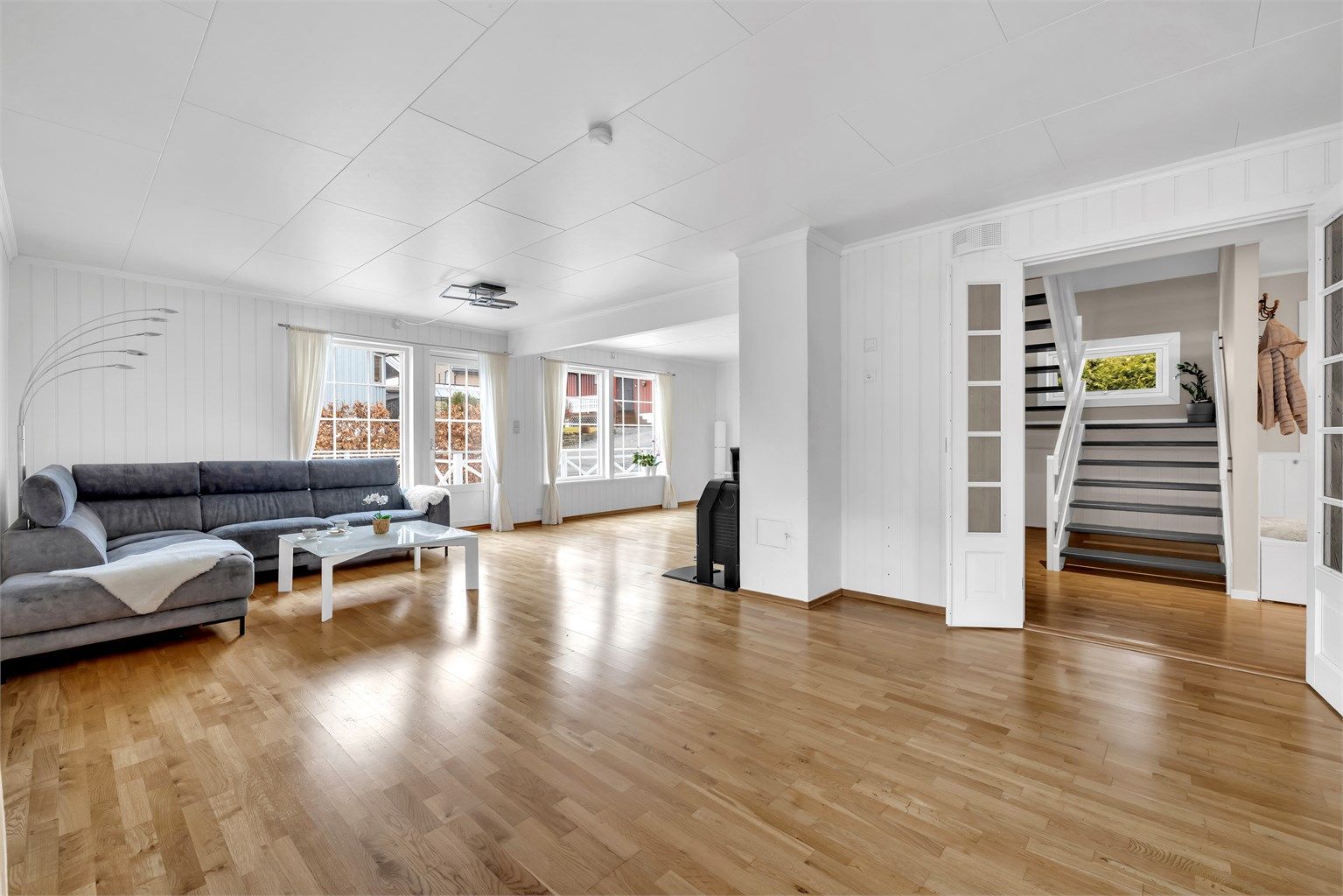 Lys og romslig stue med flere møbleringsmuligheter.