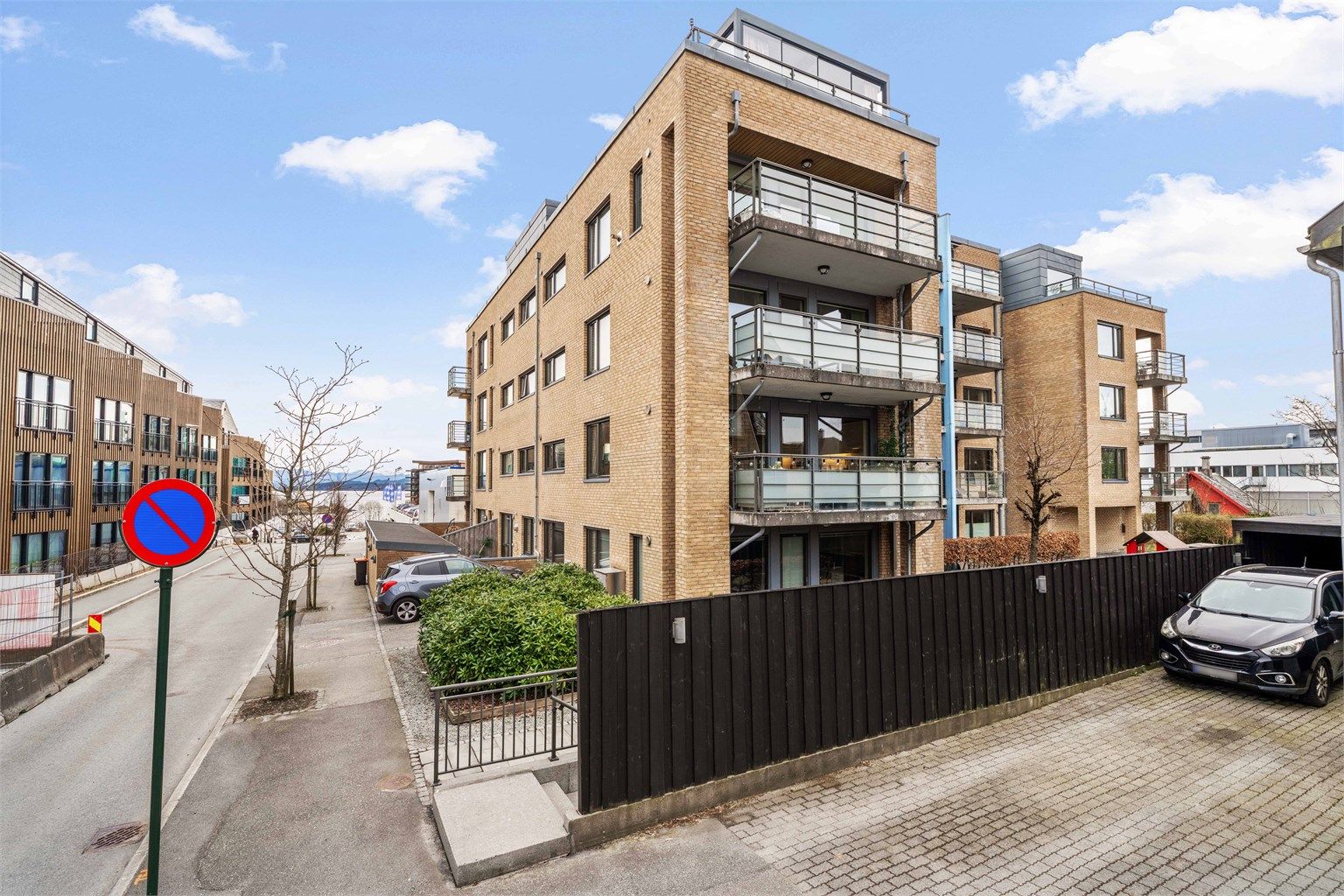 Beliggenheten er sentral, men tilbaketrukket i en rolig gate med lite gjennomgangstrafikk.