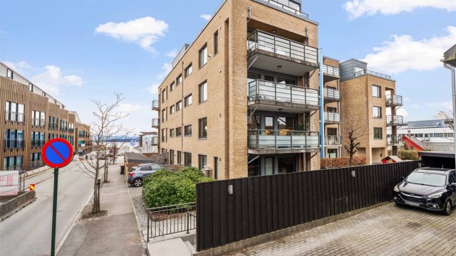 Beliggenheten er sentral, men tilbaketrukket i en rolig gate med lite gjennomgangstrafikk.