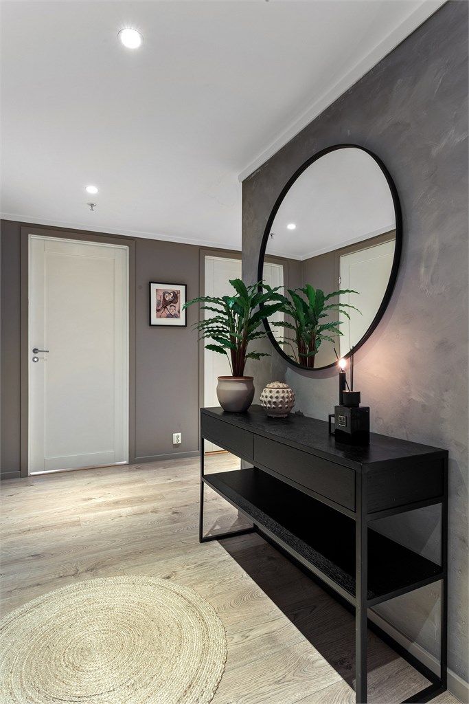 Hele leiligheten er pent malt i tidsriktige farger og gir et meget godt inntrykk - klar for innflytting!