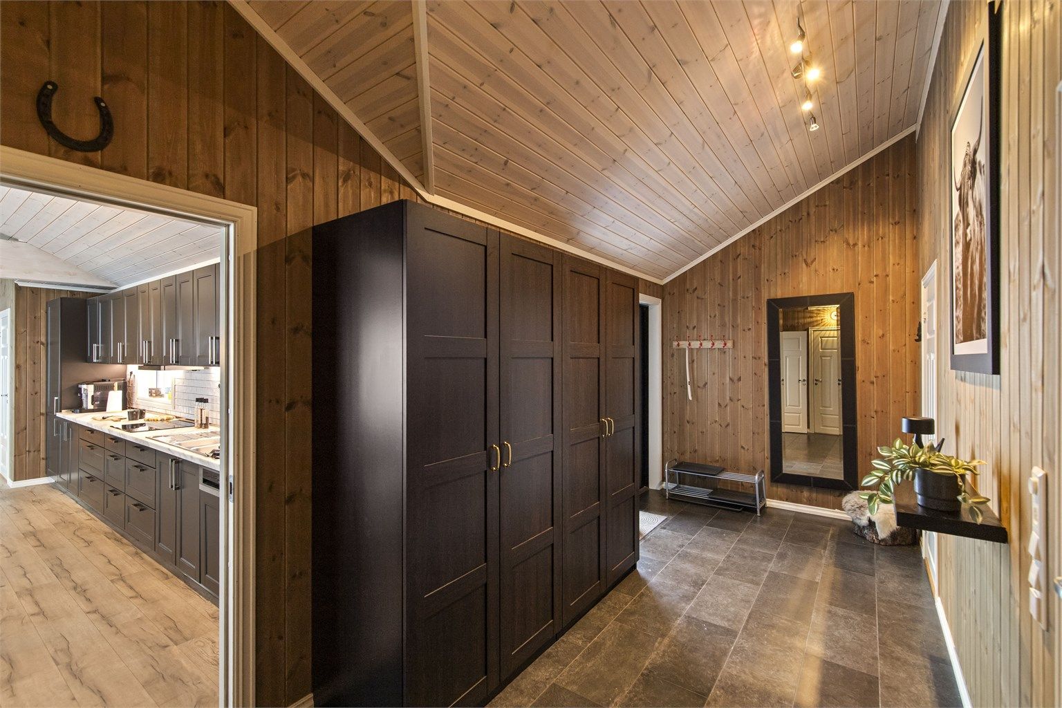 Stor garderobeløsning i hallen med plass til alt yttertøy