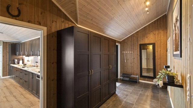 Stor garderobeløsning i hallen med plass til alt yttertøy