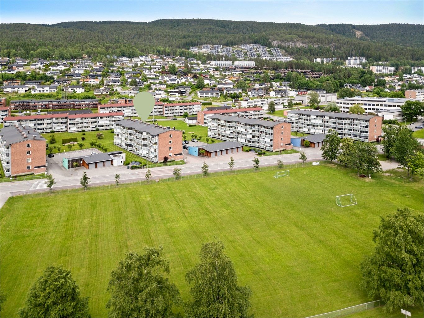 Kort kjørevei til videregående skole, flere barnehager og barneskole.