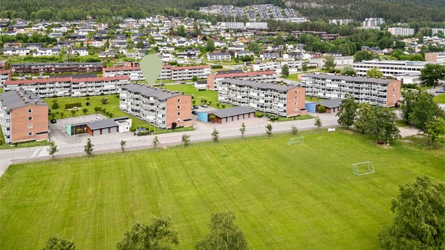 Kort kjørevei til videregående skole, flere barnehager og barneskole.