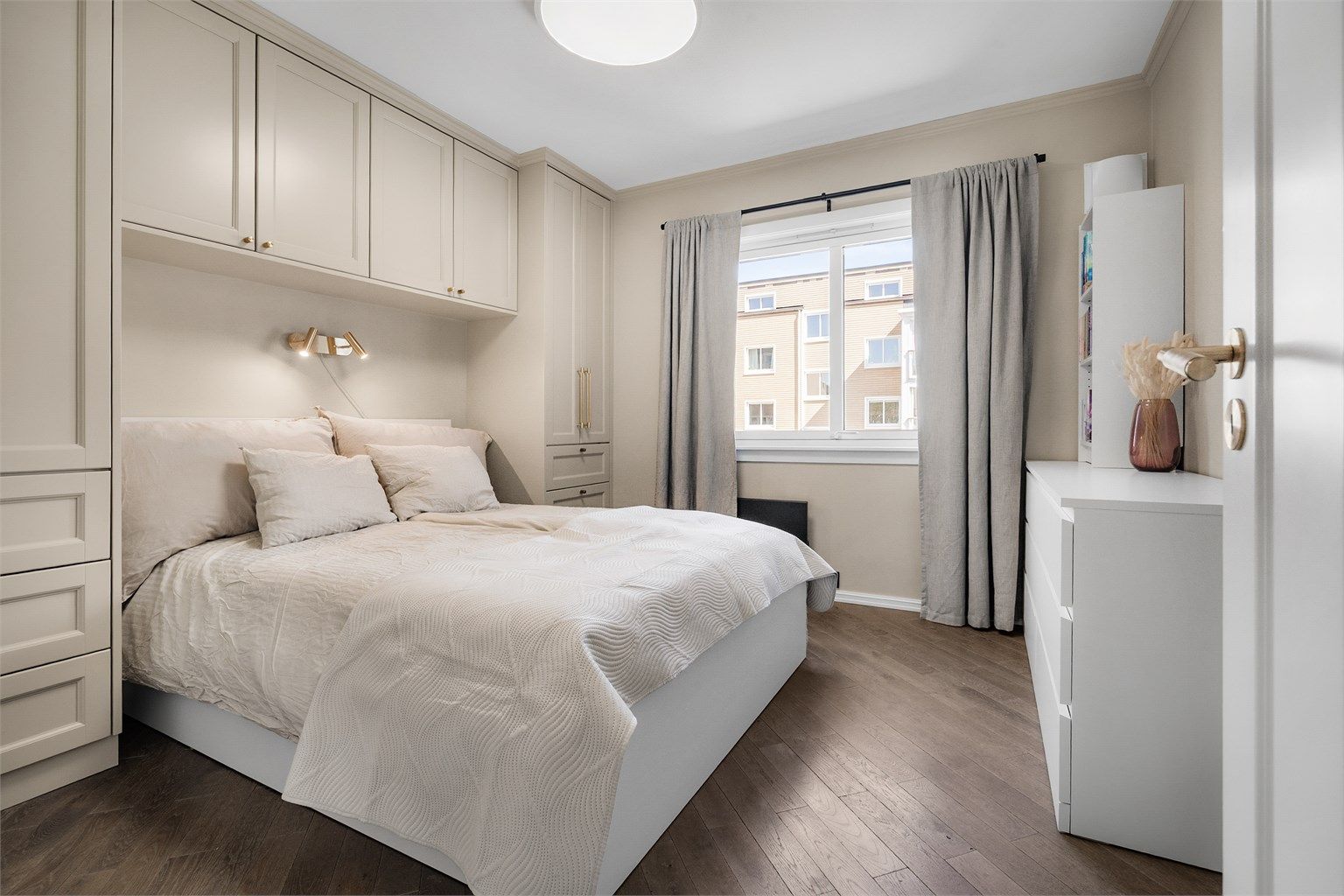 Soverom med plassbygget garderobeskap.