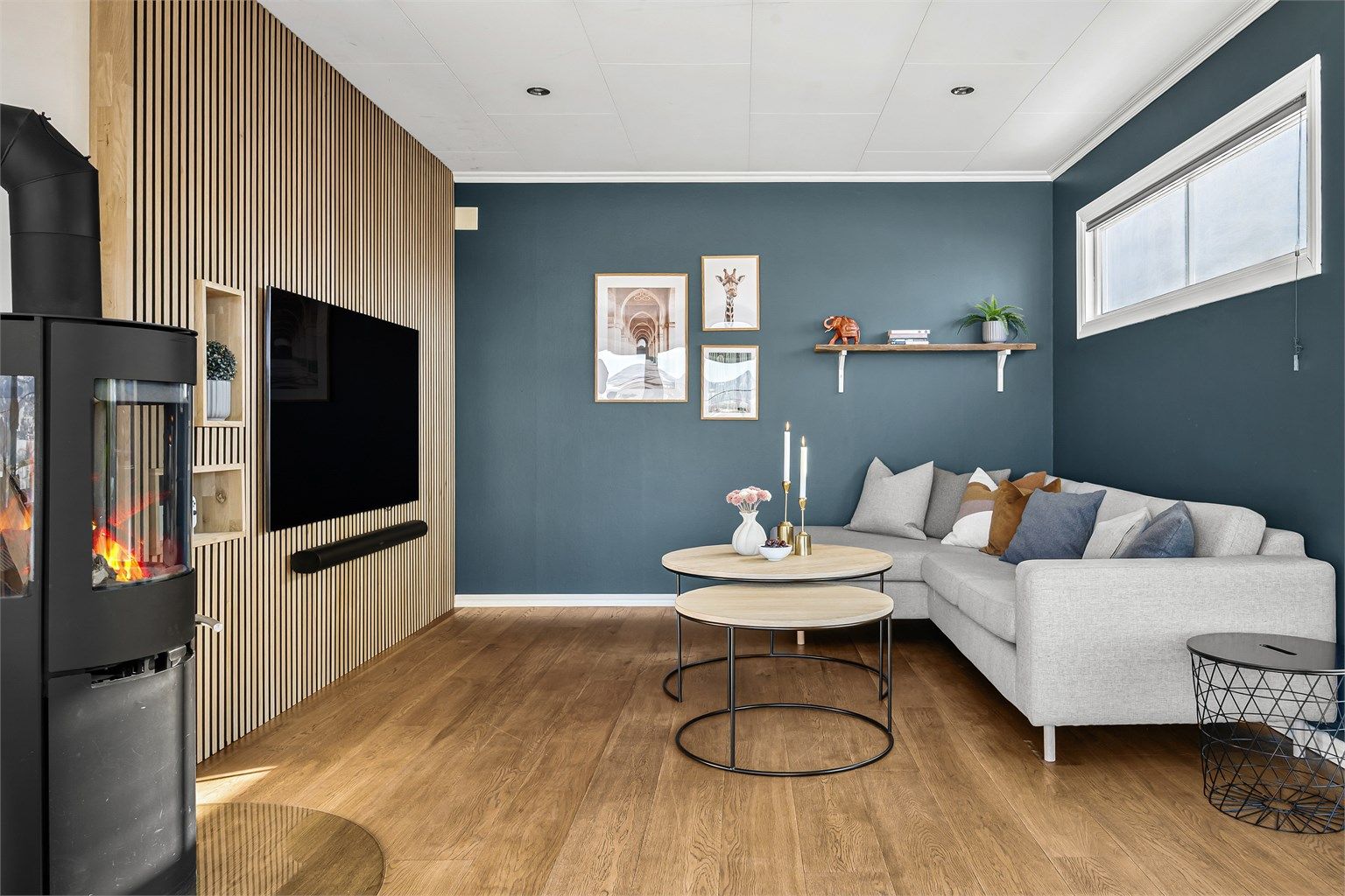 Peisovnen (pipe bør rehabiliteres) er plent plassert i mellom sonene og gir både varme samt en hyggelig atmosfære i stuen.