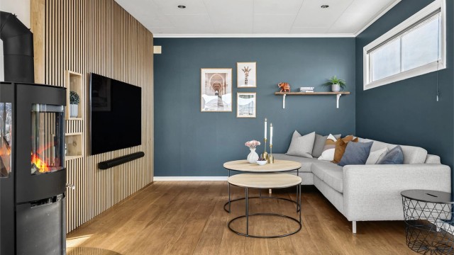 Peisovnen (pipe bør rehabiliteres) er plent plassert i mellom sonene og gir både varme samt en hyggelig atmosfære i stuen.