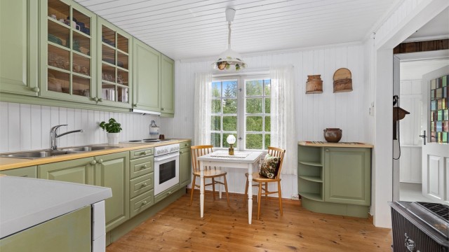 Kjøkkenet ligger i delvis åpen løsning mot stue.