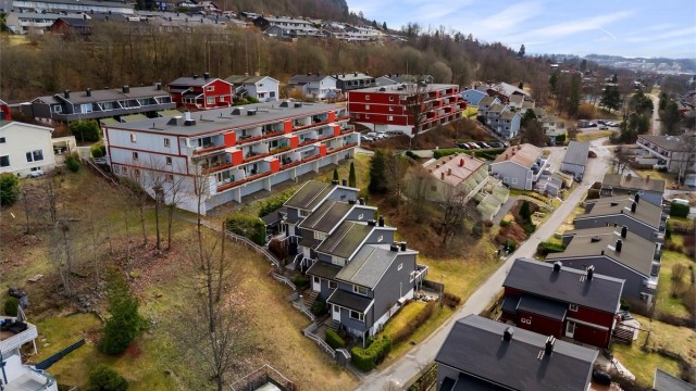 Av offentlig kommunikasjon har du Åsbråtan bussholdeplass ca. 500 meter fra boligen, med buss mellom Lommedalen og Sandvika