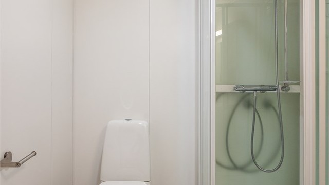 Gulvstående toalett. Det er vaskerom i kjeller hvor leiligheten har egen privat vaskemaskin som kan medfølge etter avtale