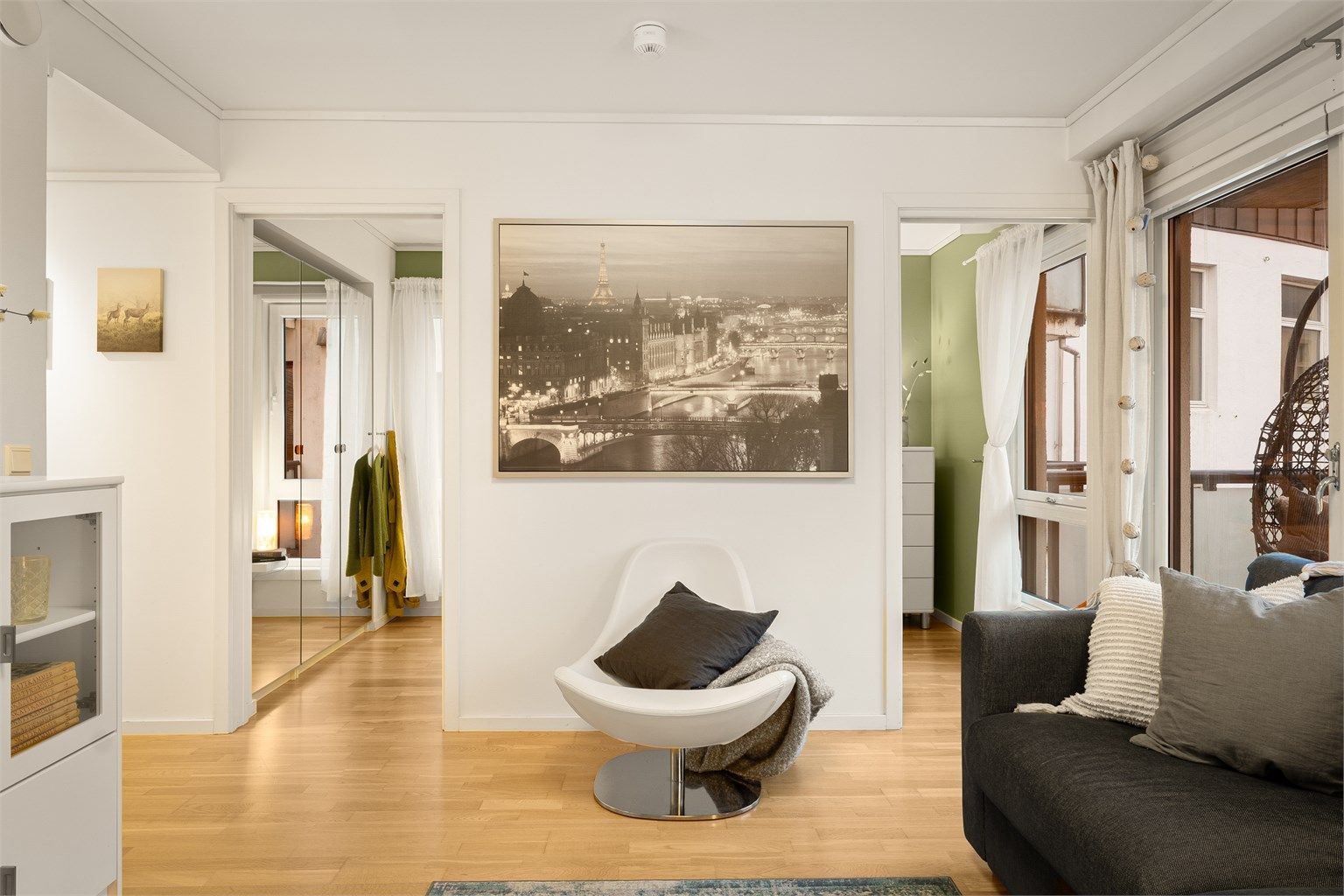 De to dørene går inn til soverommet