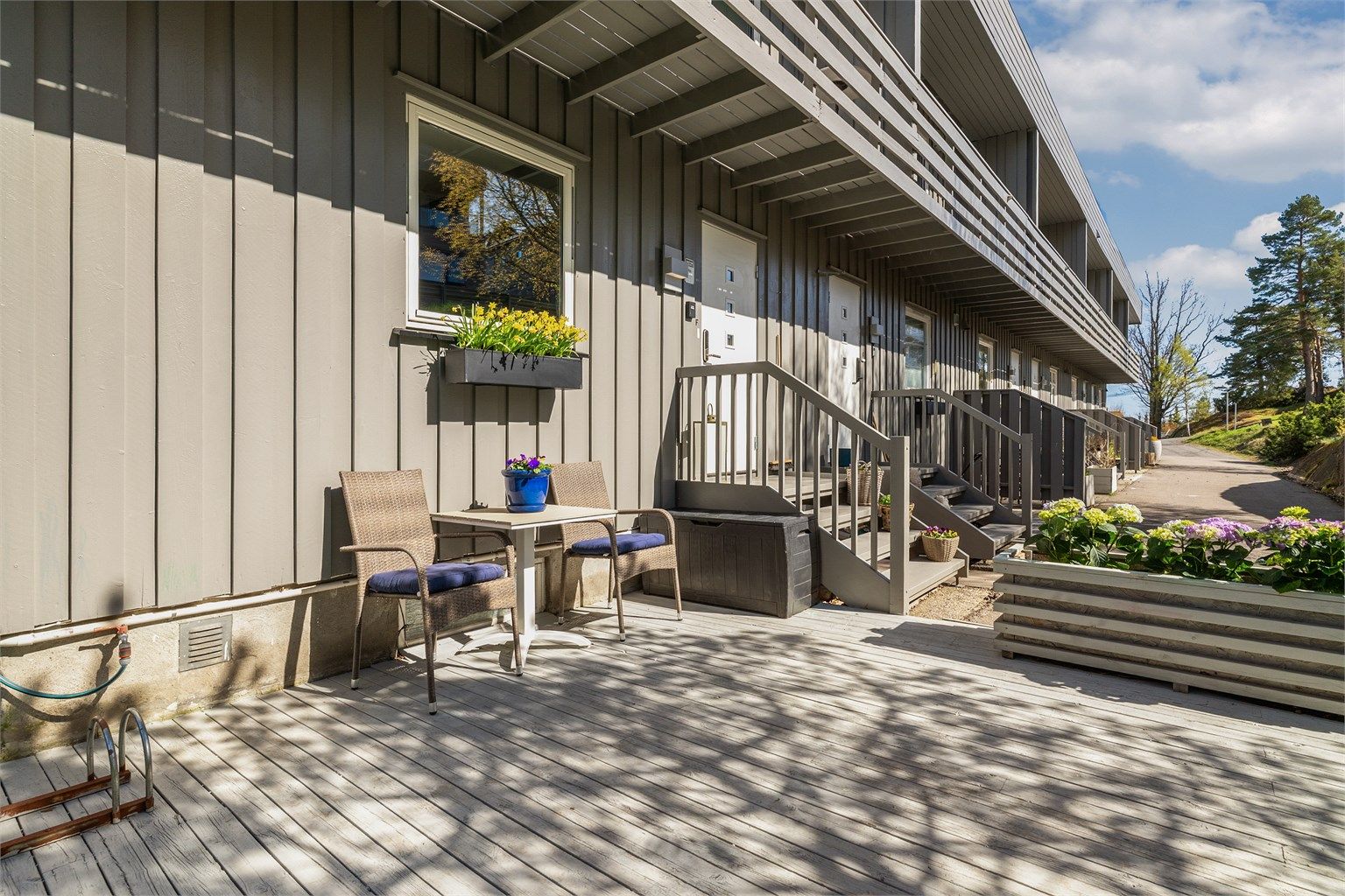 Boligen er en del av et rekkehus som er oppført i 1976, med yttervegger i trekonstruksjon.