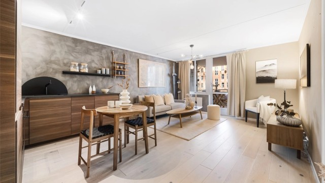 Velkommen til en attraktiv og sentral leilighet med vestvendt balkong, samt garasjeplass m/ elbil lader.