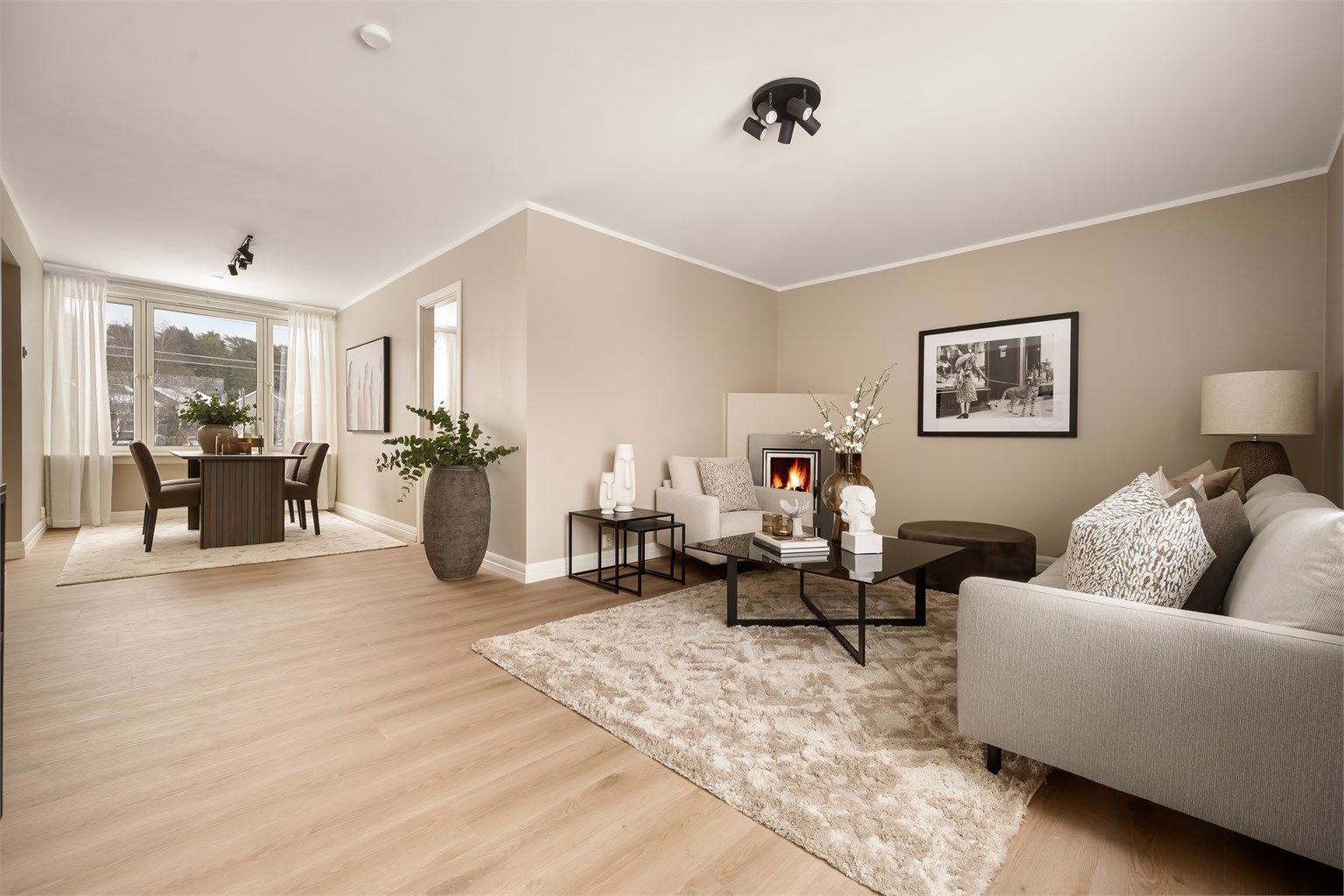 Boligens hovedrom er av god størrelse og enkelt å møblere. Vinduer i begge ender sørger for svært gode lysforhold. 