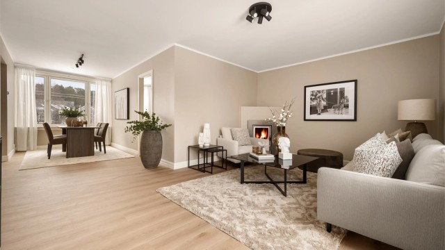 Boligens hovedrom er av god størrelse og enkelt å møblere. Vinduer i begge ender sørger for svært gode lysforhold.