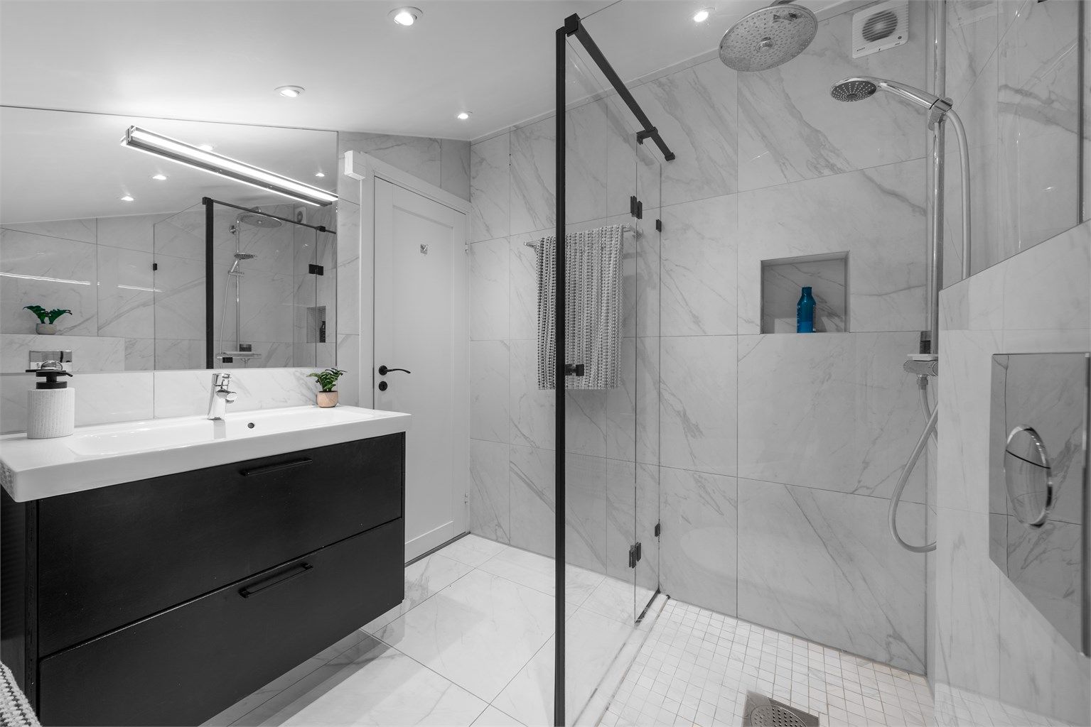 Bad i 2. etasje. Boligen har to pent flislagte bad fra 2018/19. Varmekabler i gulv og downlights fra himling. 