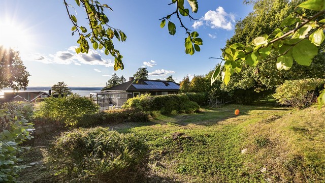 Den 1.086 kvm. store tomten har vel så stort potensial som boligen. I hagen er det flere muligheter for videre opparbeiding.