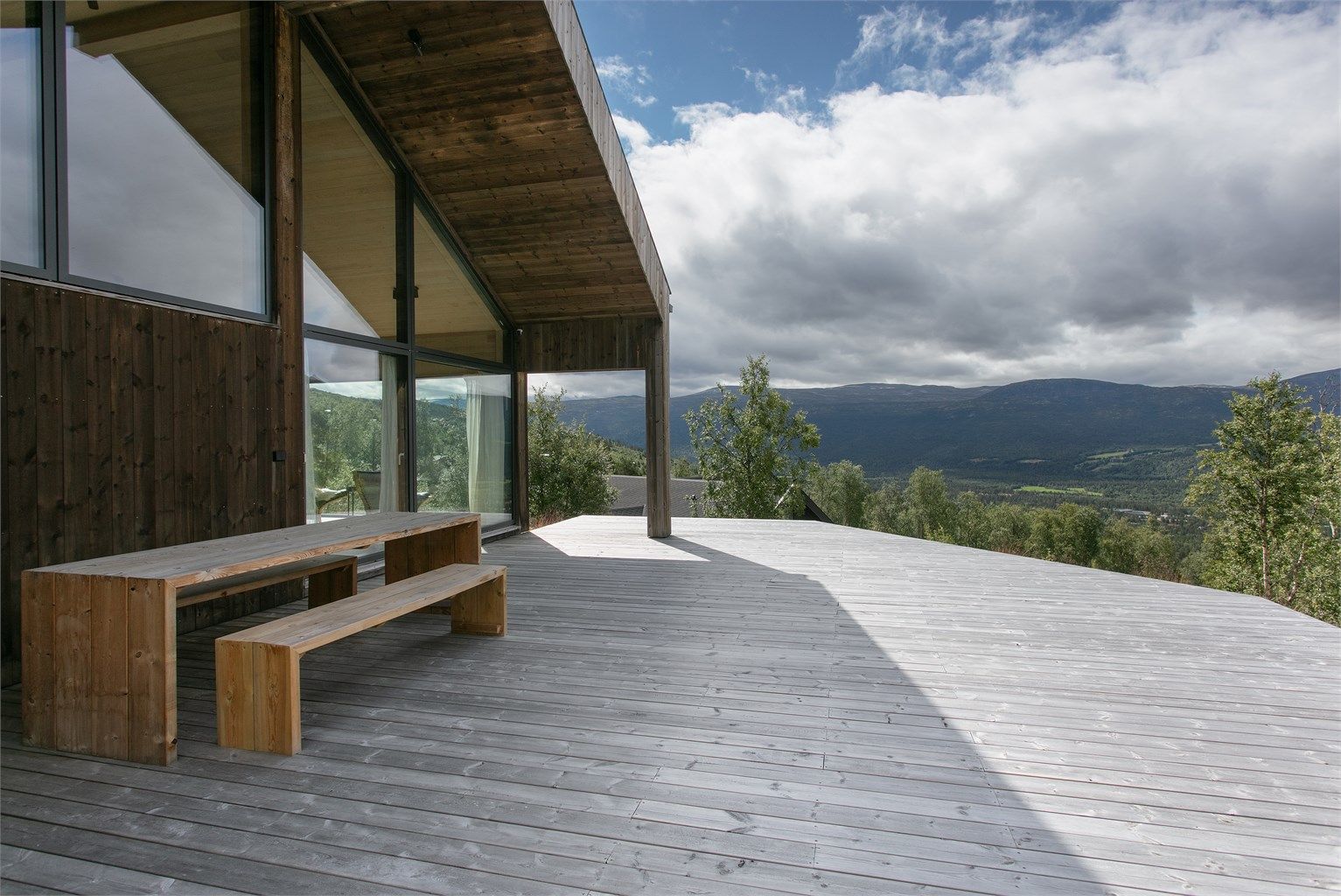 Store terrasser på til sammen 95 kvm, med jacuzzi og gode solforhold.
Foto: Jarle Osen