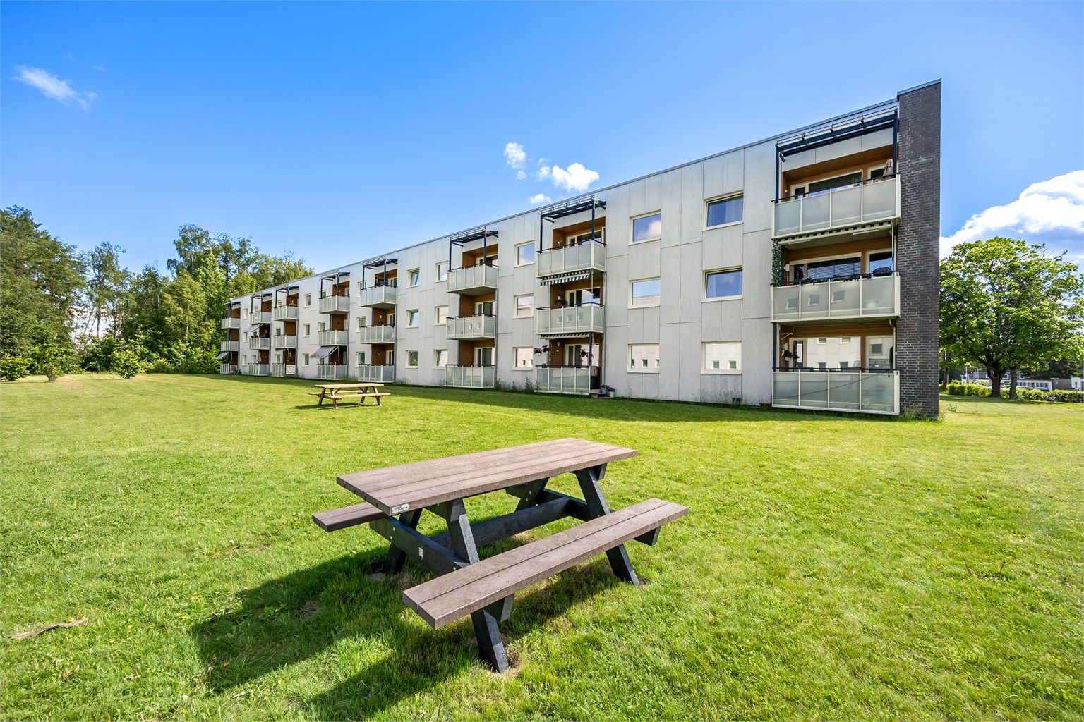 Leiligheten ligger i et rolig og barnevennlig område med store, pent opparbeidede fellesarealer. Herfra er det kort vei til både skoler, barnehager og turmuligheter.