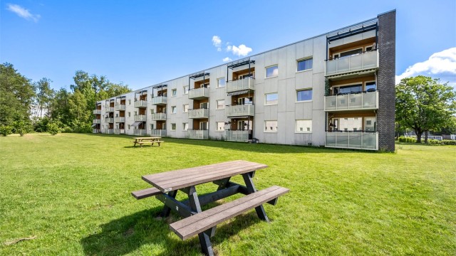 Leiligheten ligger i et rolig og barnevennlig område med store, pent opparbeidede fellesarealer. Herfra er det kort vei til både skoler, barnehager og turmuligheter.