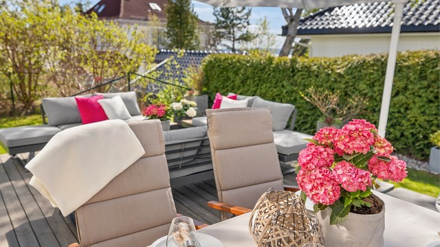 God plass til møblering av både spisebord og sofagruppe