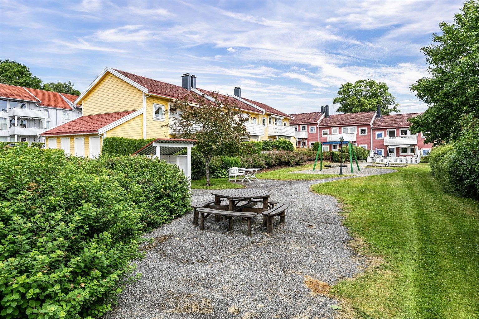 På sameiets fellesarealer finnes både sittegrupper og lekeplass. 