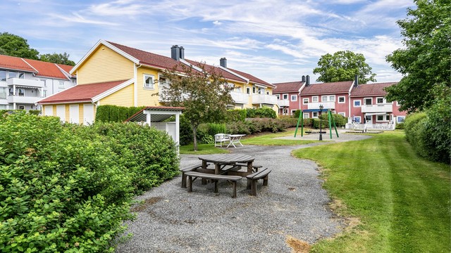 På sameiets fellesarealer finnes både sittegrupper og lekeplass.