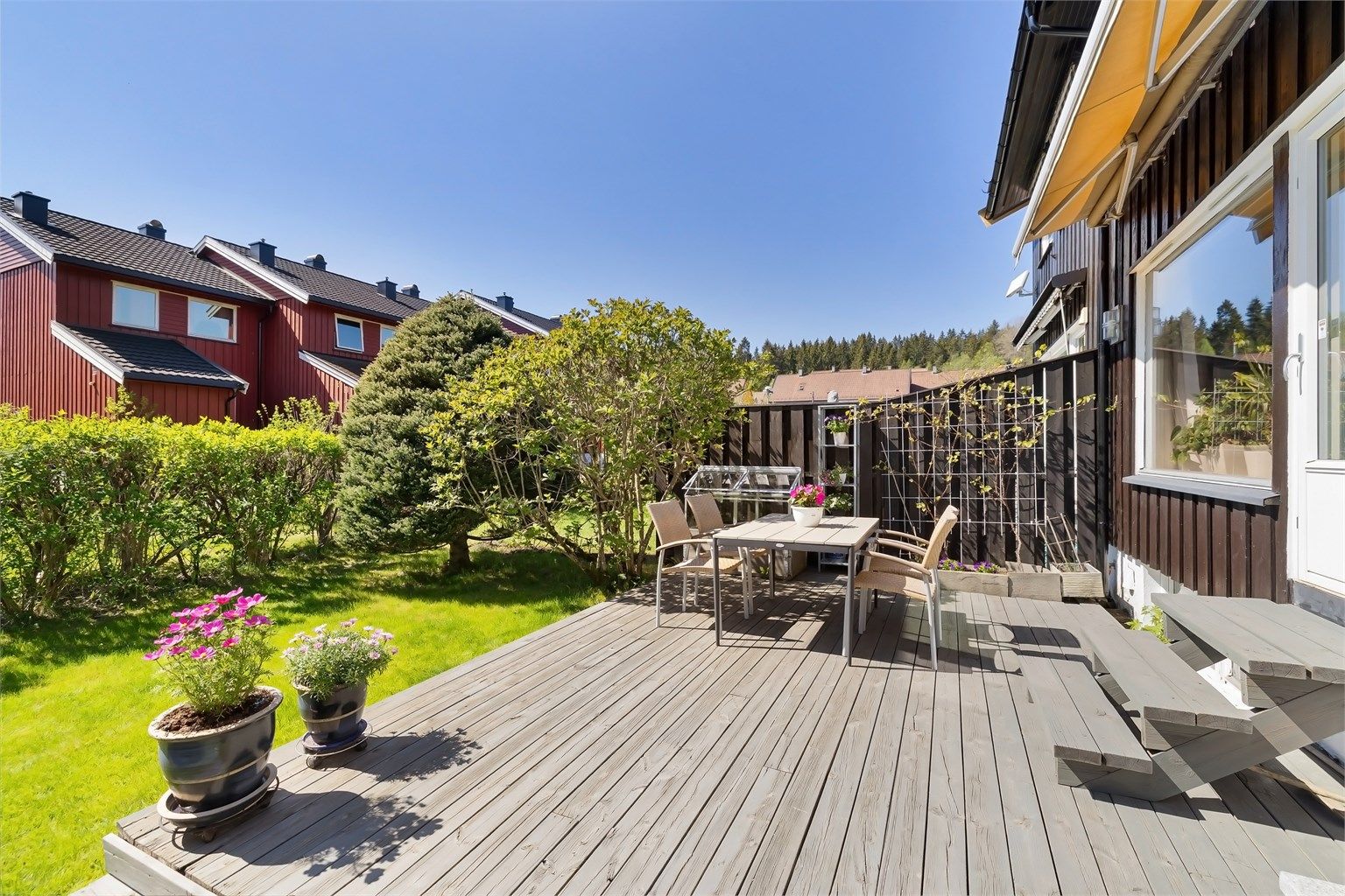 Direkte adkomst fra stuen til en sydvestvendt markterrasse med sol fra ca. kl. 12 til 19.30 i følge selger.