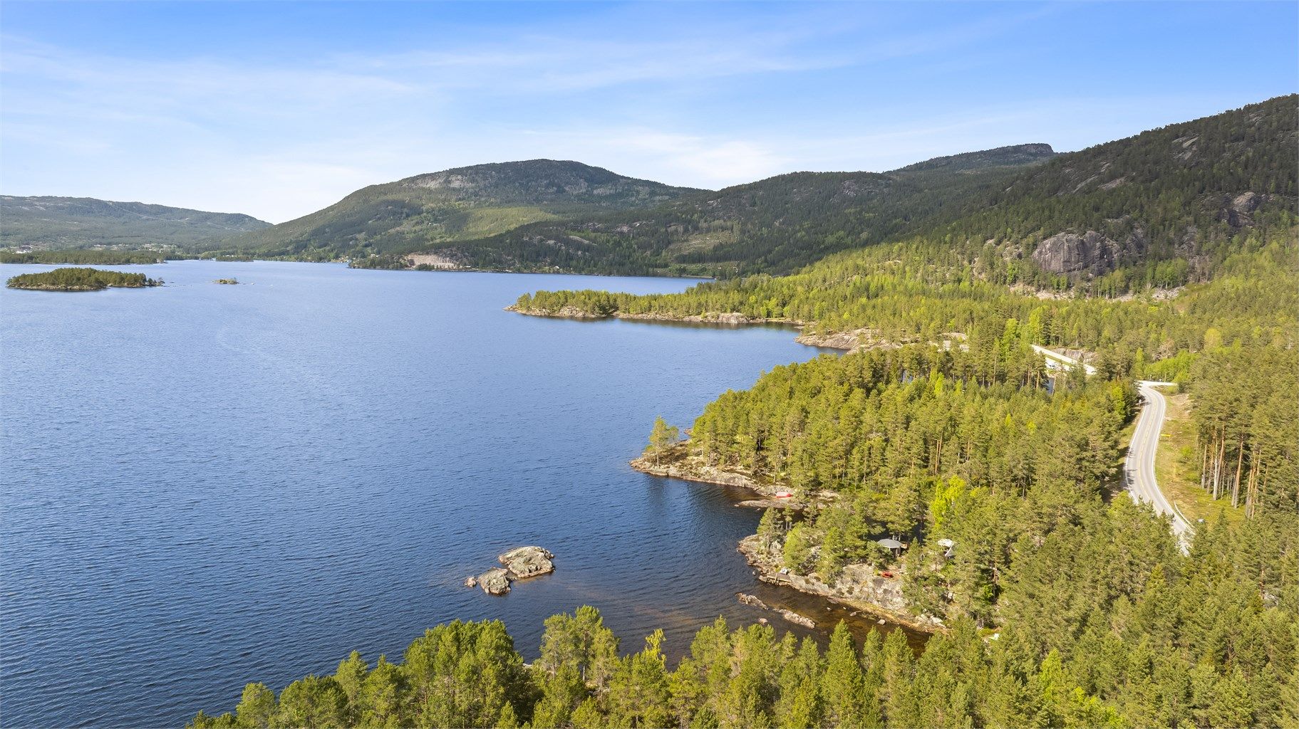 Vrådal er kjent for sin vakre natur og mange aktivitetsmuligheter.