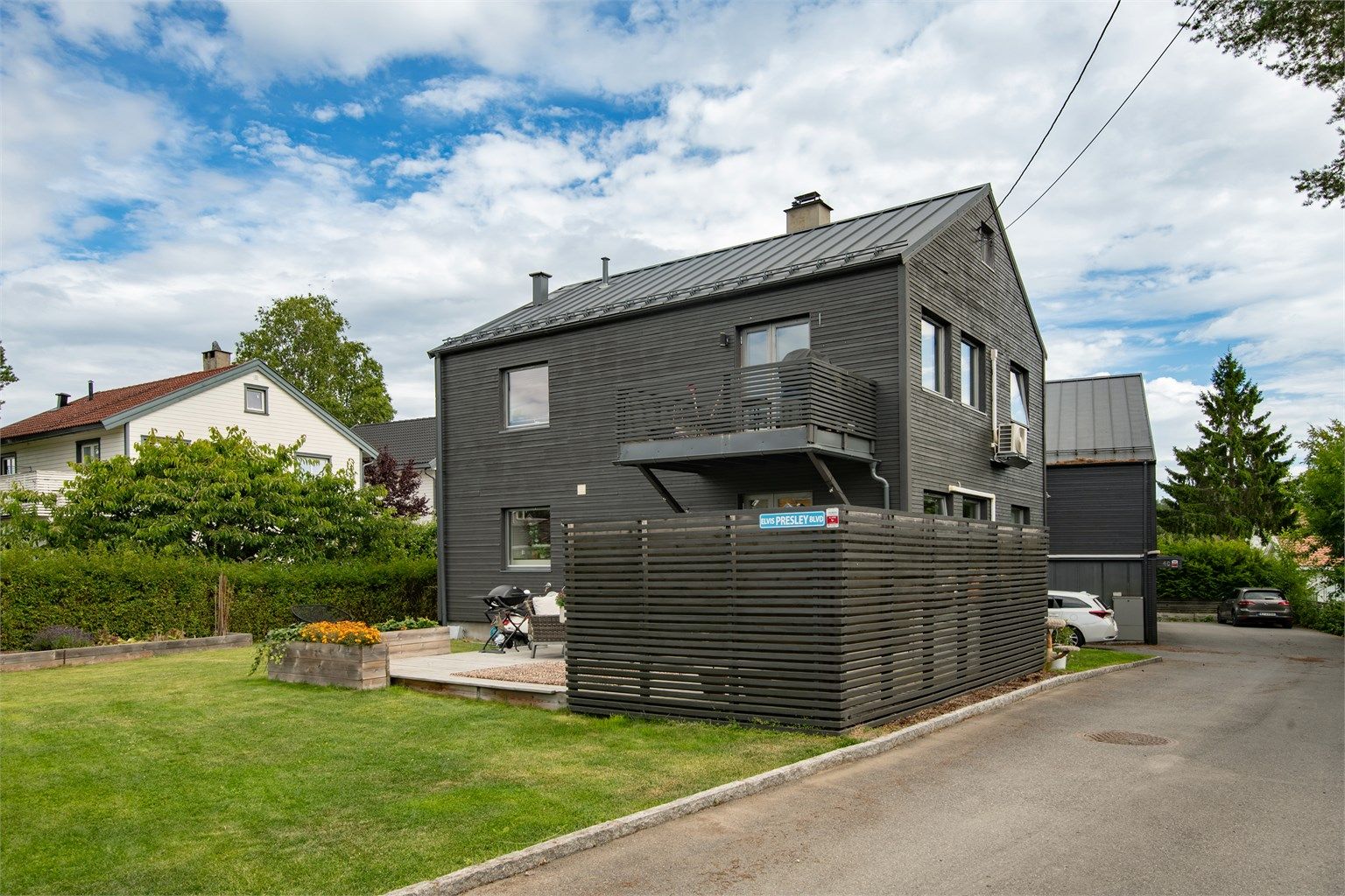 Velkommen til Munkerudveien 4B og denne flotte tomannsboligen med perfekt beliggenhet! 
Foto: Lars Gartå 