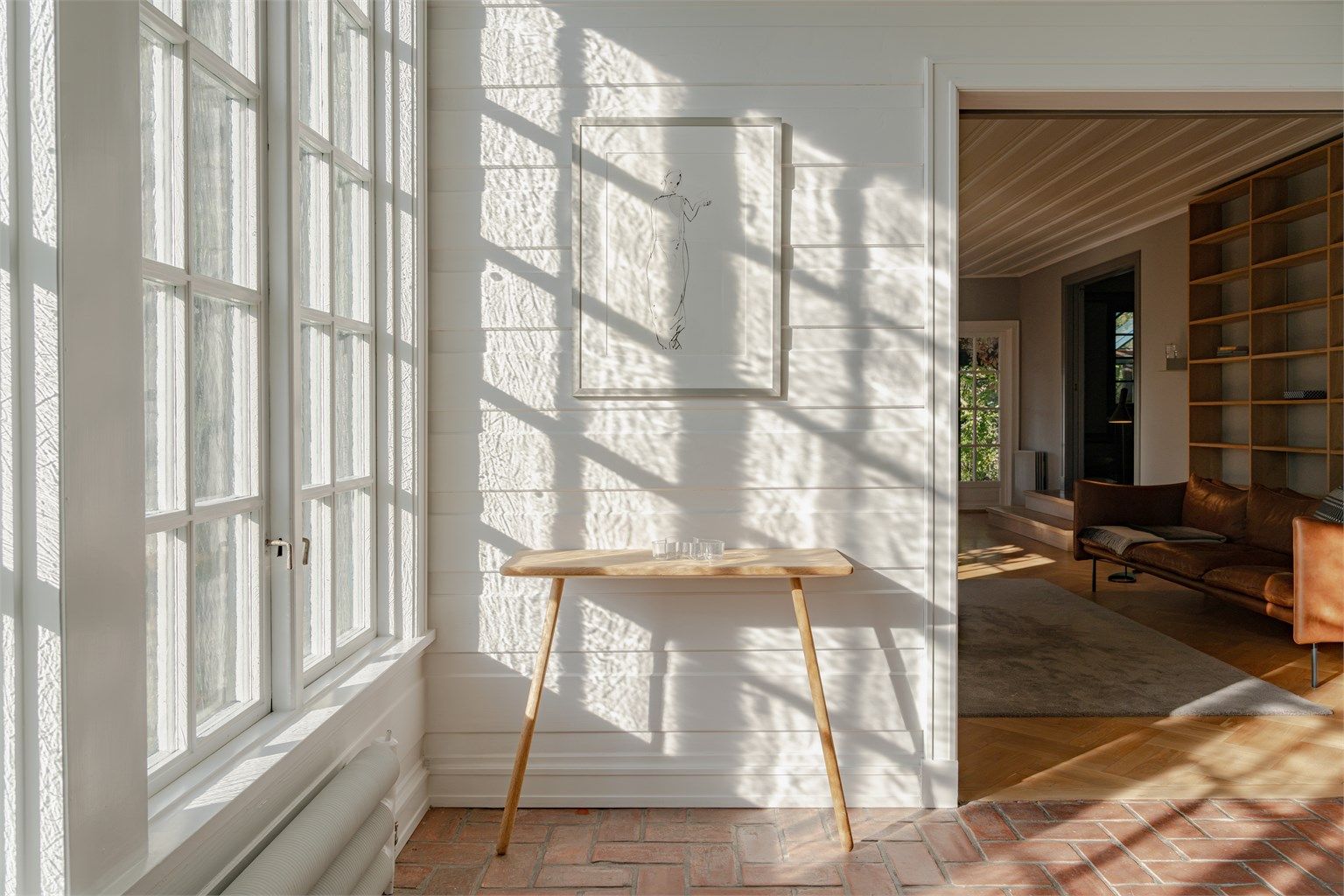 Ulike vindustyper med både klassisk og moderne utforming bidrar til boligens arkitektoniske egenart og fremmer gode lysforhold innendørs.