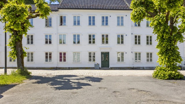 Innholdsrik sentrumsleilighet i andre etasje med to soverom og vakker utsikt til havna!