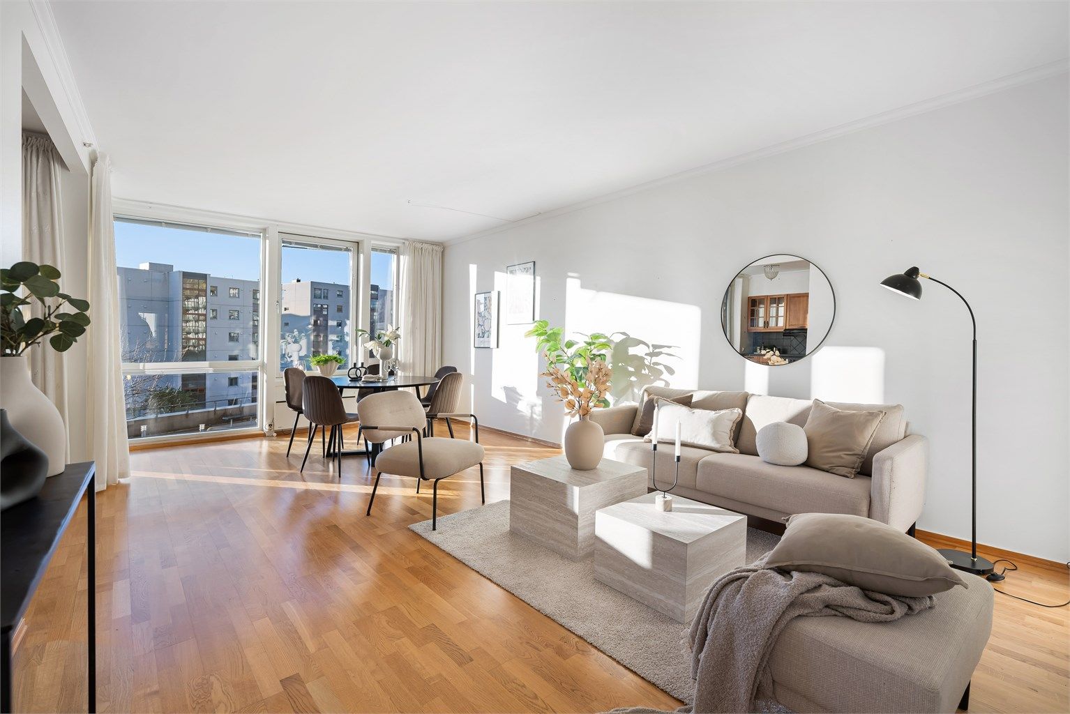 Leiligheten har en lys og stor stue med store vindusflater. 