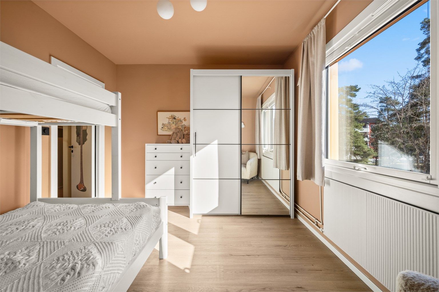 Det andre soverommet er også av god størrelse, med en takhøyde på 2,51 meter som gir en luftig følelse.