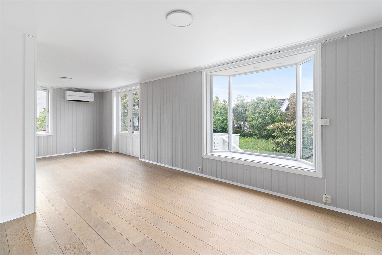 Stor og lys stue.