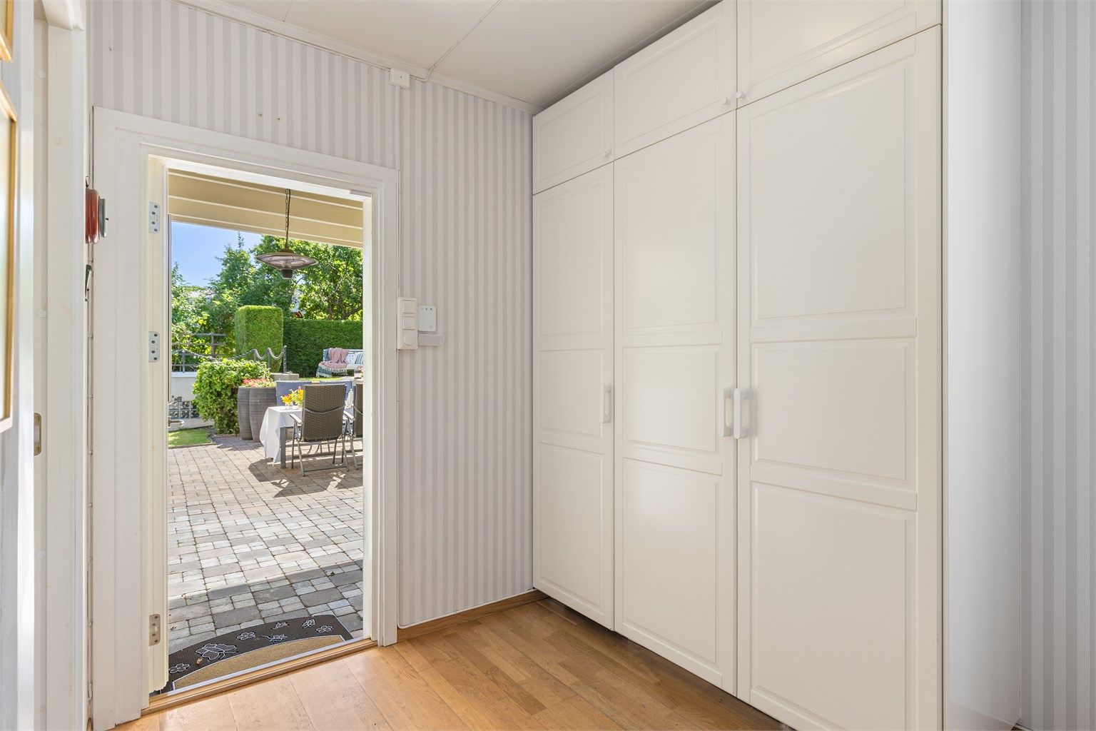 Entré med god plass til oppbevaring av yttertøy og sko